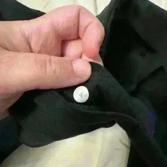 Lululemon reversible crop capris size 4 - Picture 2 of 4